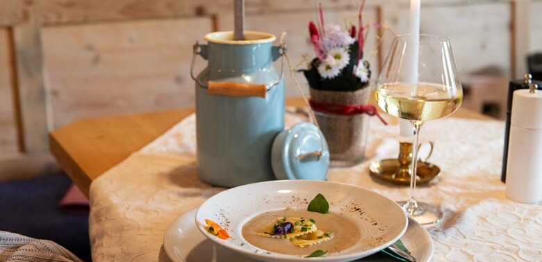 Suppe mit Teigtaschen und einem Glas Wein im Gasthaus Großvenediger.