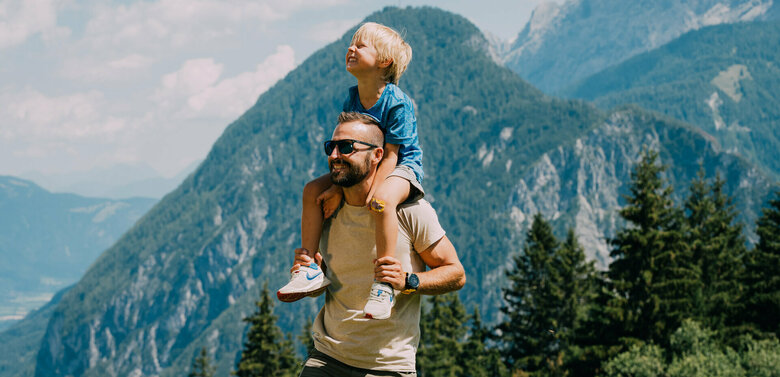 Vater trägt Sohn auf den Schultern Vater trägt Sohn auf den Schultern und blickt den Hochstein in Lienz hinauf.