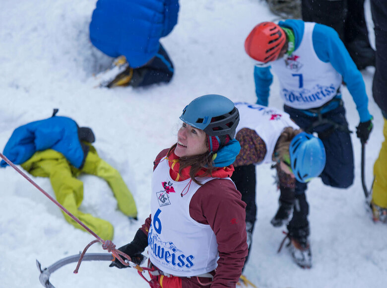 Eisfestival 2017 Eisklettererin beim Start des Eisfestival 2017