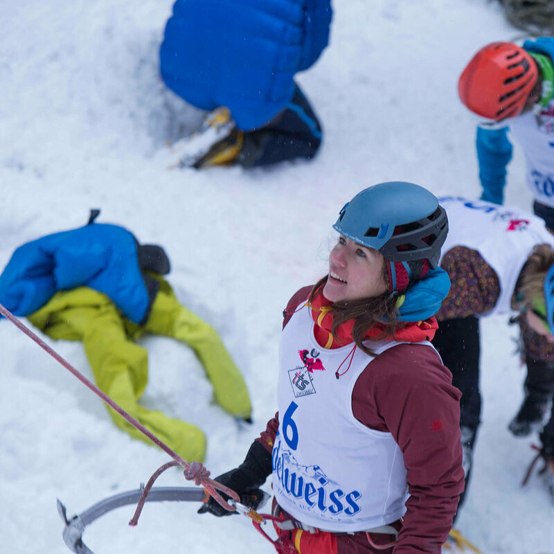 Eisfestival 2017 Eisklettererin beim Start des Eisfestival 2017
