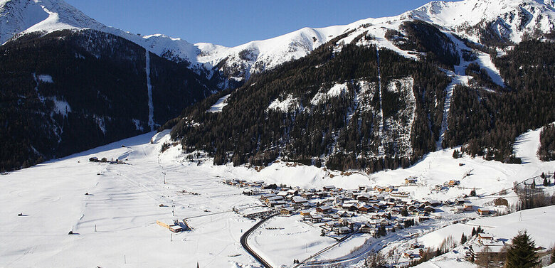 Blick von oben auf Kals/Großdorf mit Skigebiet bei Kaiserwetter.