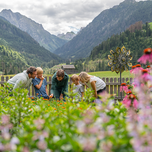 Klara Obernosterer lässt Familien an ihrem Wissen über Kräuter teilhaben und verarbeitet diese auch zu Köstlichkeiten.