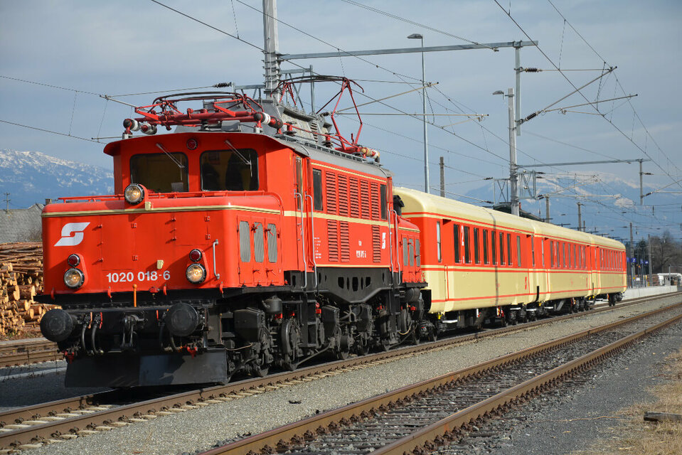 E-Lok Krokodil in rot zieht eine Wagengarnitur