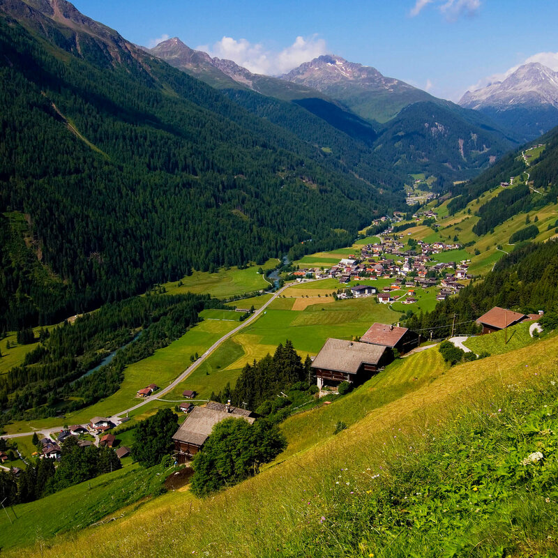 Blick von einer Bergwiese auf St. Jakob im Hochsommer bei Traumwetter.