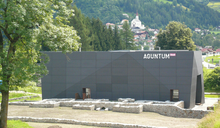 Aussenansicht des archeologischen Museums Aguntum in Dölsach im Sommer