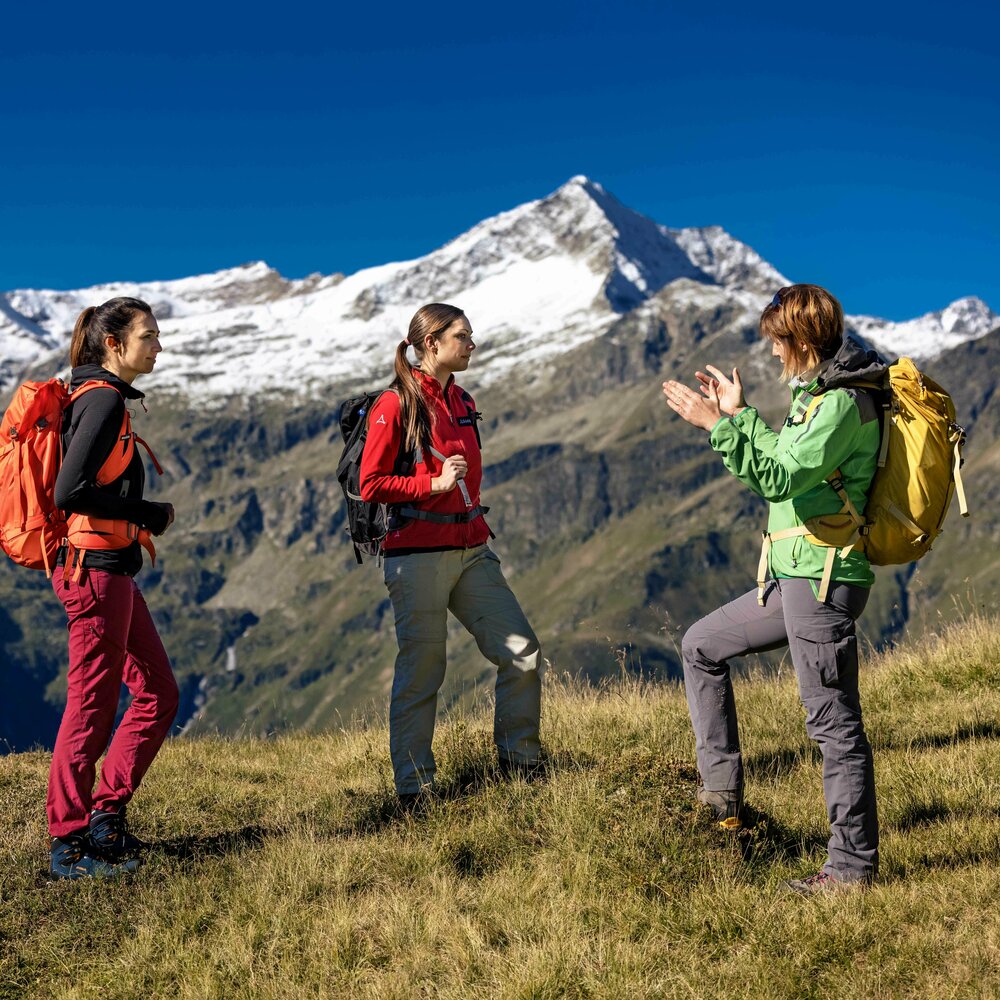Rangerwanderung mit Wildspitze im Hintergrund Eine Rangerin zeigt zwei Frauen die Nationalparkregion bei einer Rangerwanderung mit Wildspitze im Hintergrund.