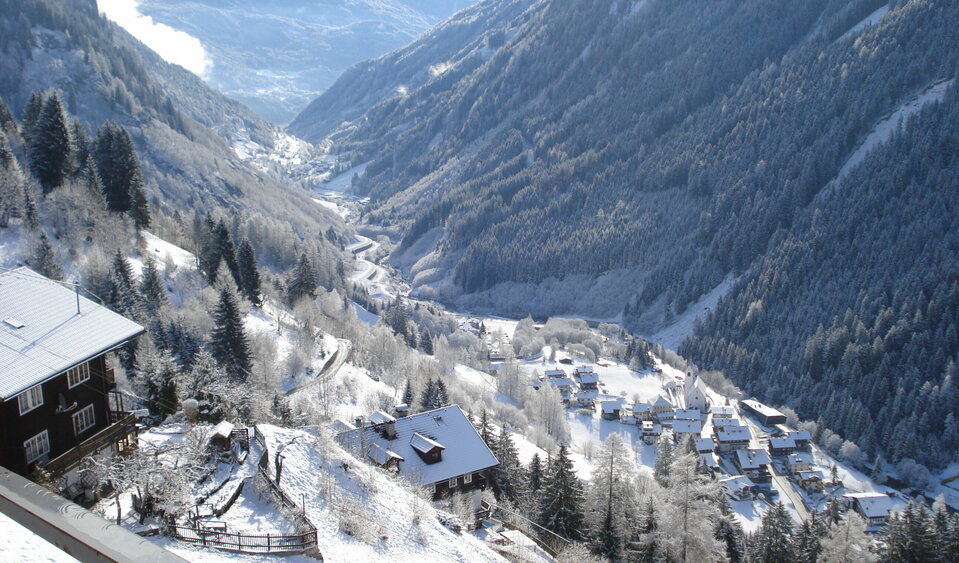 Der Blick von oben auf das winterlich verschneite Hopfgarten im Defereggental.