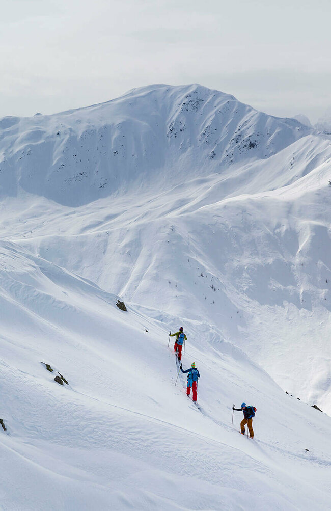 Skitouren Herzassvillgraten Kalkstein Skitourengeher:innen aus der Ferne in Herzassvillgraten Kalkstein