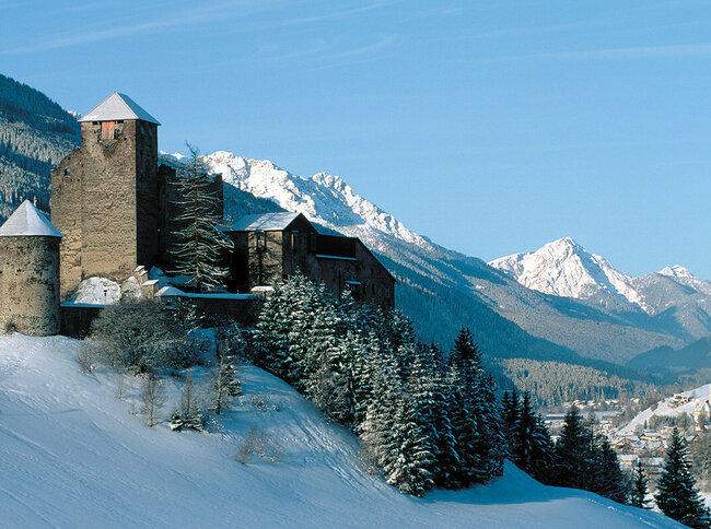 Burg Heinfels im Winter bei klarem Winterwetter.