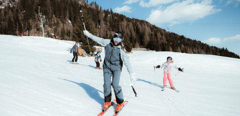 Skifahren im Kinderland Obertilliach Skilehrerin macht Übungen mit Kindern beim Himbergollift in Obertilliach.