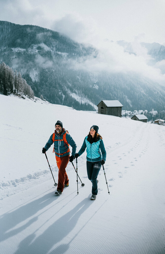 Ein Paar beim Winterwandern durch Kals am Großglockner