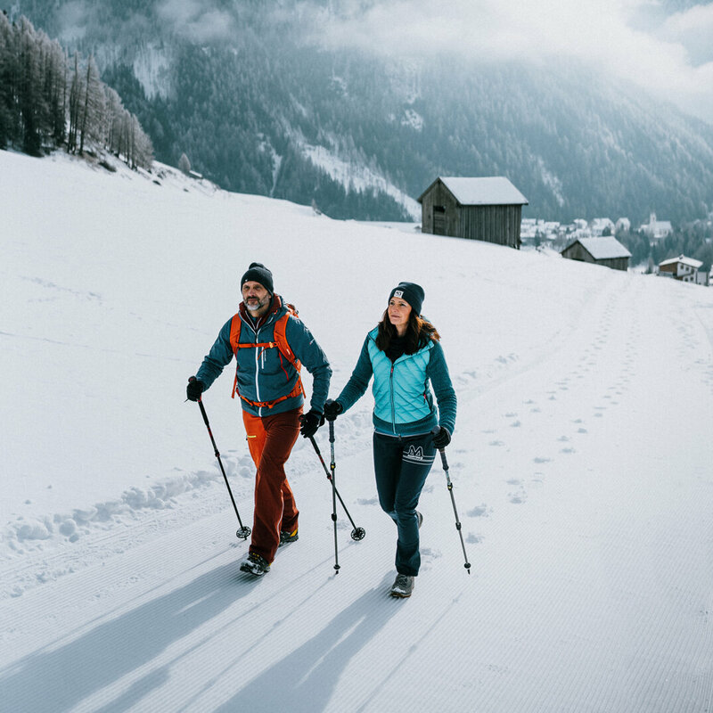 Winterwandern auf top präparierten Winterwanderwegen in Osttirol Ein Paar beim Winterwandern durch Kals am Großglockner
