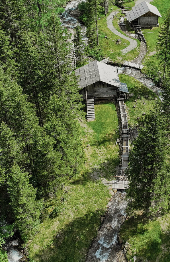 Freilichtmuseum Alpines Leben Innervillgraten Sommeraufnahme aus der Luft der Venezianer Säge im Freilichtmuseum Alpines Leben Innervillgraten