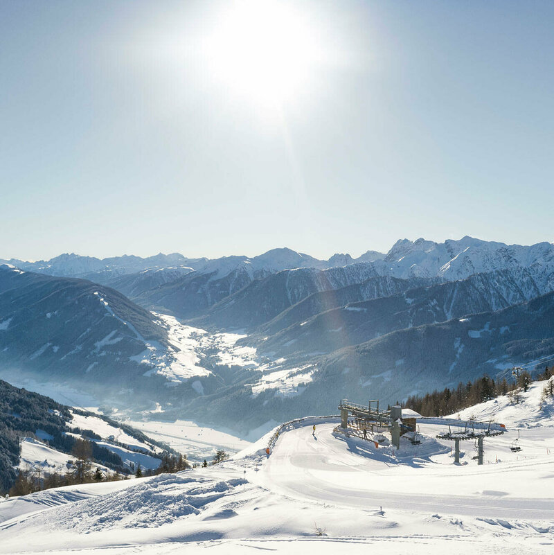Skifahren bei strahlendem Sonnenschein im Skizentrum Sillian Hochpustertal