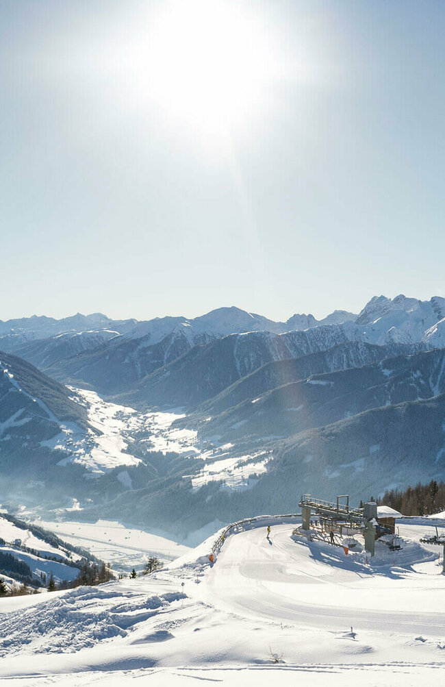 Skifahren bei strahlendem Sonnenschein im Skizentrum Sillian Hochpustertal