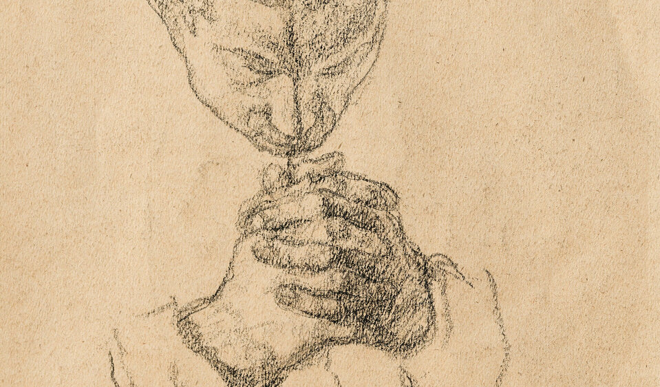 Bleistiftzeichnung eines jungen Mannes mit gesenktem Kopf, der die Hände vor der Brust gefaltet hält, als würde er beten oder etwas betrachten. Die Linien sind fein und skizzenhaft.