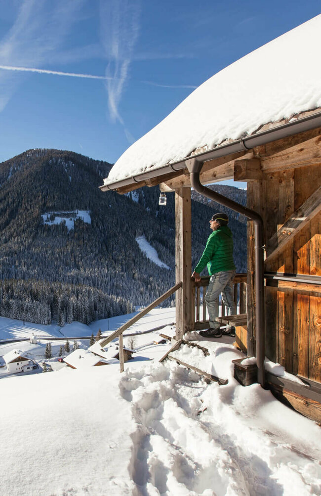 Mann genießt die herrliche Hütten-Aussicht in Kartitsch