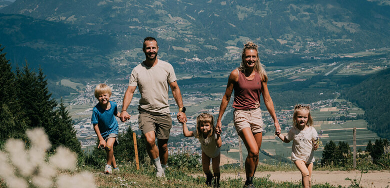 Familienwanderung am Hochstein Una famiglia con due bambini sta salendo a piedi sull'Hochstein.