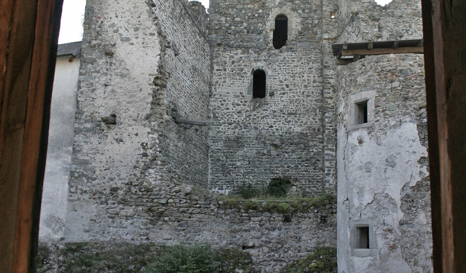 Aussenansicht des historischen Gemäuers der Burg Heinfels in Osttirol