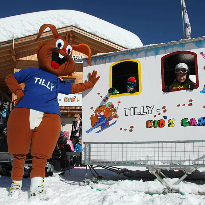 Hasenmaskottchen im Familienskigebiet Golzentipp - Obertilliach