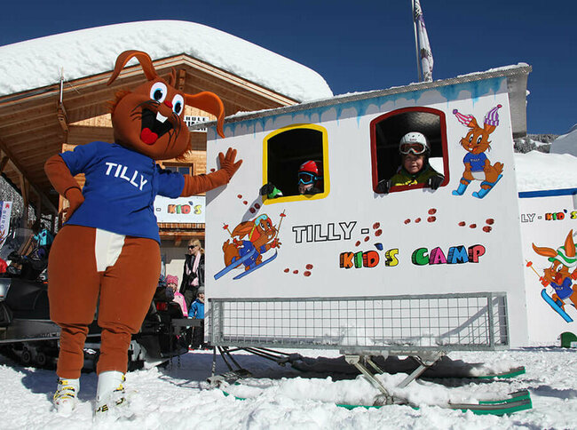 Hasenmaskottchen im Familienskigebiet Golzentipp - Obertilliach