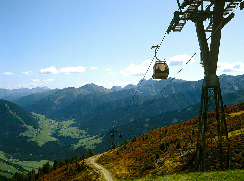 Das Bild zeigt die Seilbahn Hochpustertal von Sillian zum Thurntaler im Sommer