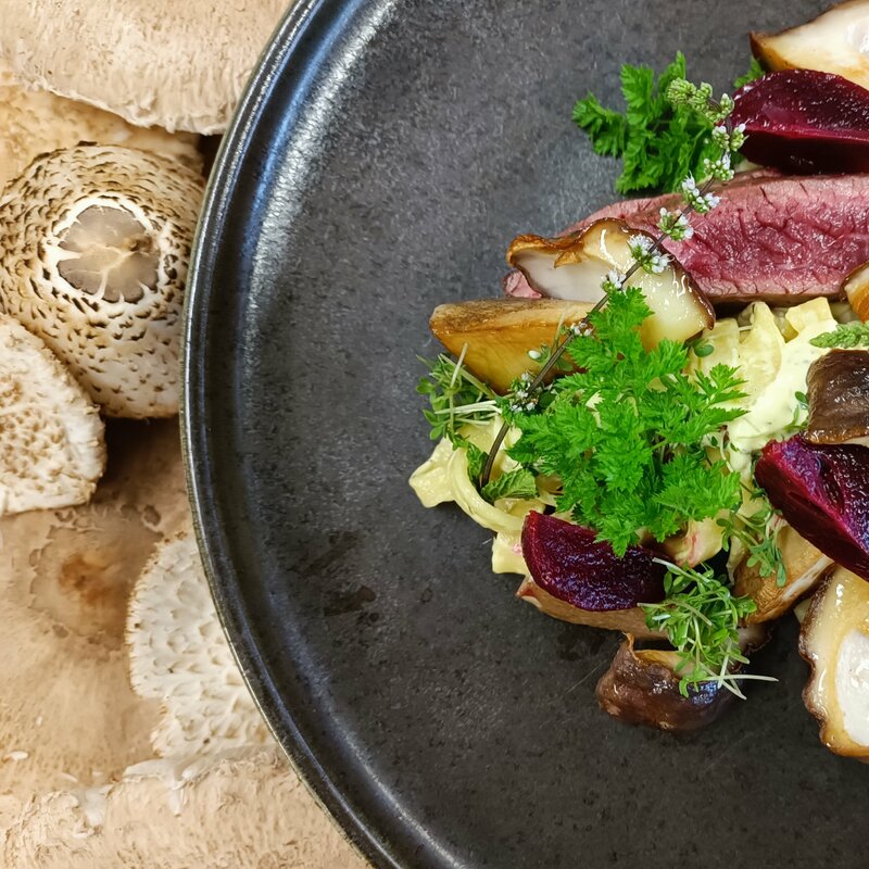 Schwarzer Teller mit Steak und Beilagen im Moarhof.