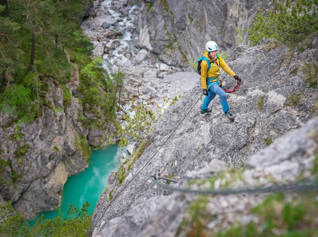Blaues Wasser beim Klettern