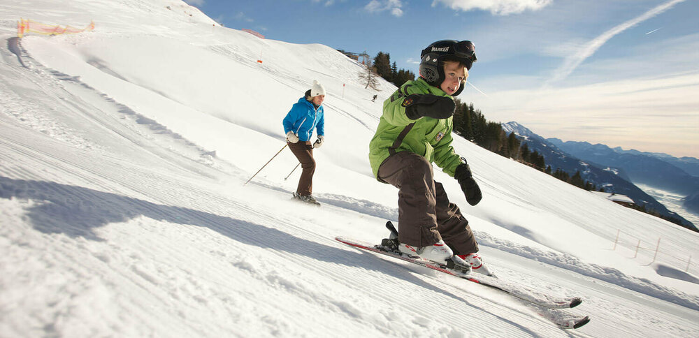 Kind fährt über die Piste am Zettersfeld