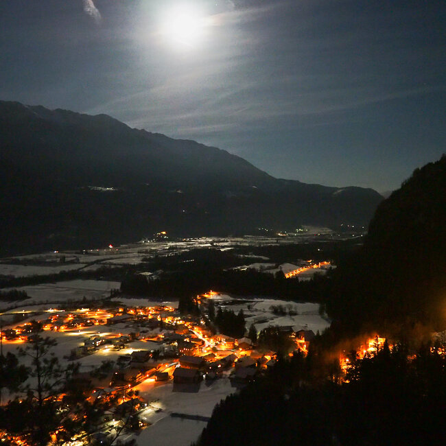 Luftaufnahme von Lavant im Winter bei Nacht.