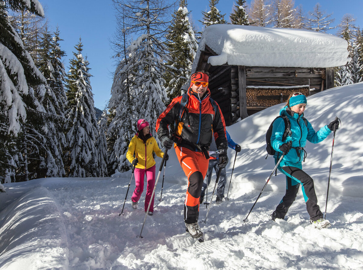 Gruppe von Erwachsenen beim Winterwandern in Kartitsch