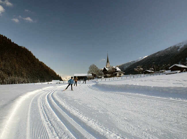 Langlaufen Defereggental Langlaufen auf der perfekt gespurten Loipe im Defereggental mit dem Ort im Hintergrund