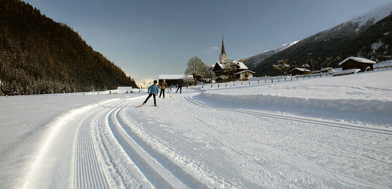 Langlaufen Defereggental Langlaufen auf der perfekt gespurten Loipe im Defereggental mit dem Ort im Hintergrund