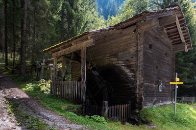 Böckn Mühle Die aus Holz gebaute Böckn Mühle in Hopfgarten i. D., welche neben einem Wanderweg im Wald gelegen ist.