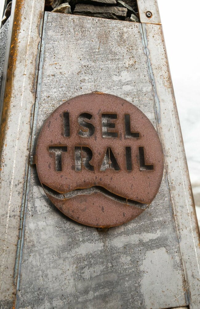 Iseltrail Statue