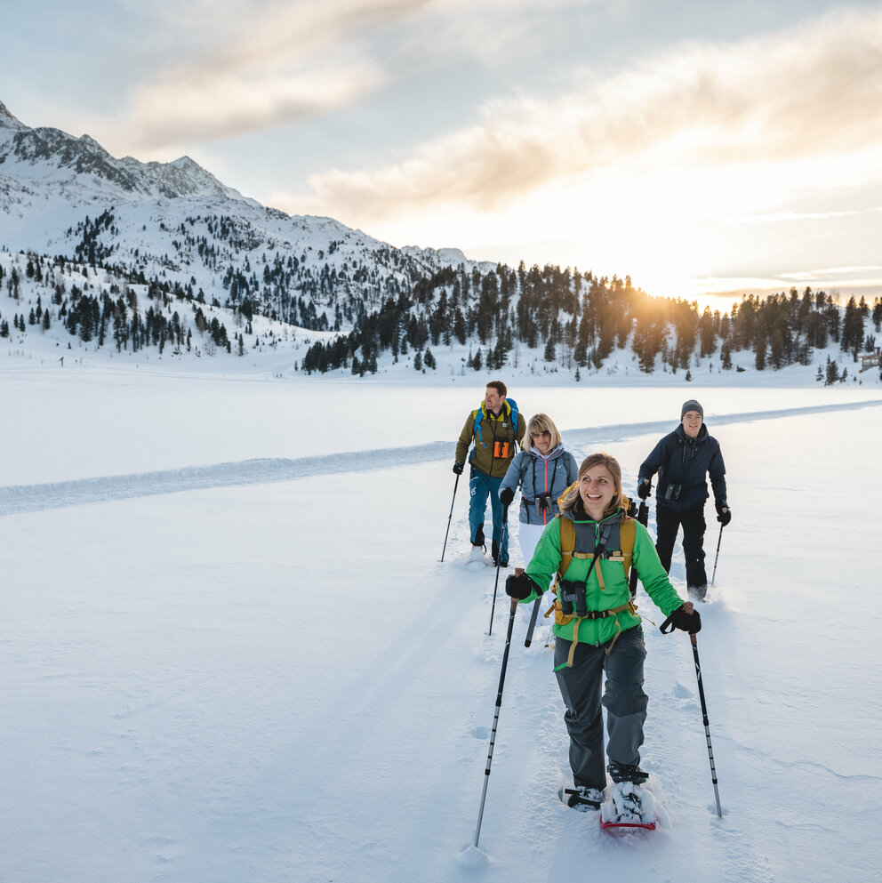 Eine Gruppe Schneeschuhwanderer:innen bei bewölktem Wetter im Nationalpark Hohe Tauern