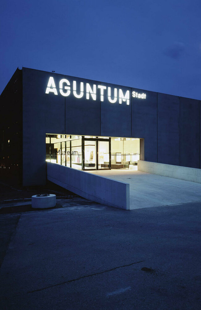 Außenansicht des Eintrittsbereiches des Aguntums in Dölsach bei Nacht.