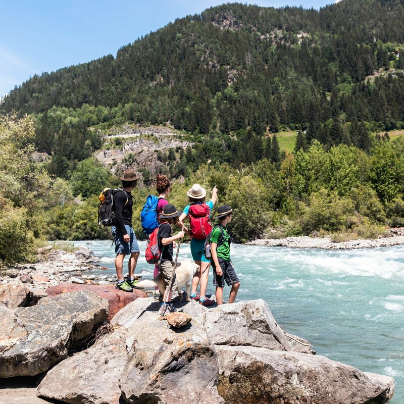 Familie am Ufer der Isel