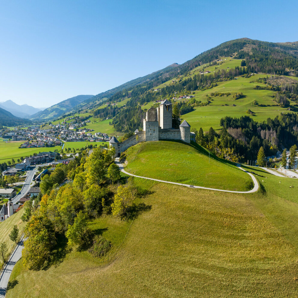Die Burg Heinfels im Sommer hoch über dem Pustertal.