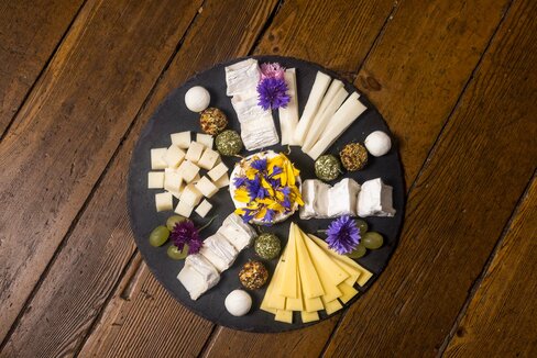 Eine schön angerichtete Käseplatte vom Figerhof. 