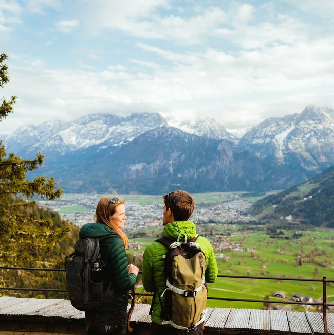 Ausblick vom Helenenkirchl Zwei Wanderer genießen den Ausblick vom Helenenkirchl auf die Stadt Lienz und die noch zum Teil schneebedeckten Gipfel der Lienzer Dolomiten.