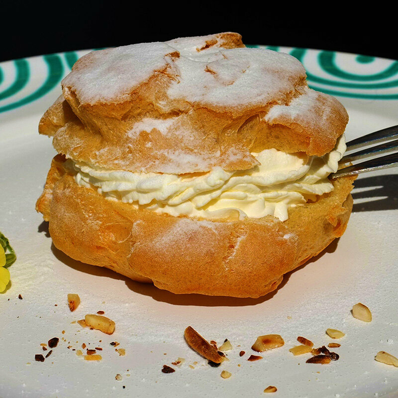 Teiggebäck Tauernwindbeutel auf einem Teller mit einer Gabel.