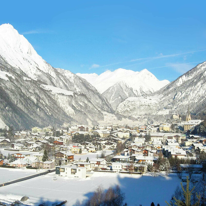 Matrei Blick auf das verschneite Matrei an einem traumhaften Wintertag mit blauem Himmel.