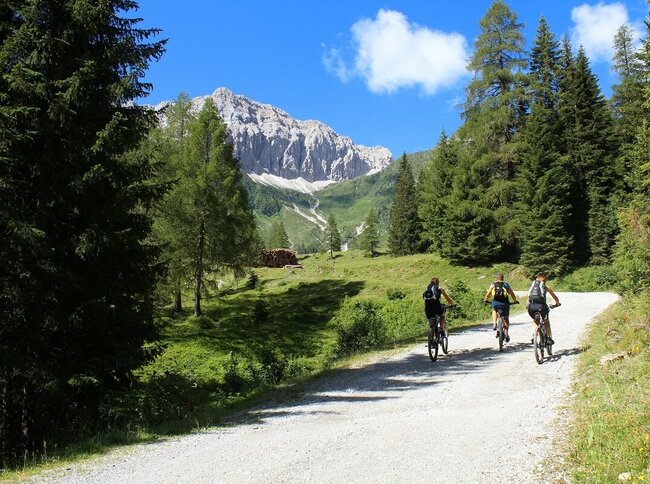 Drei Personen beim Biken in Obertilliach