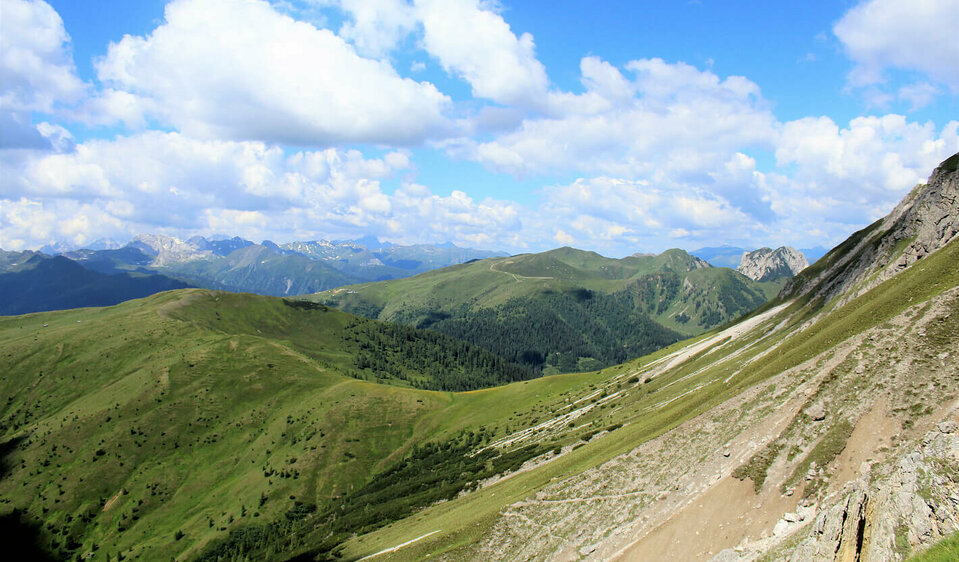 Gailtaler Höhenweg am Hals mit Blick zum Steinrastl und Golzentipp View to Steinrastl and Golzentipp