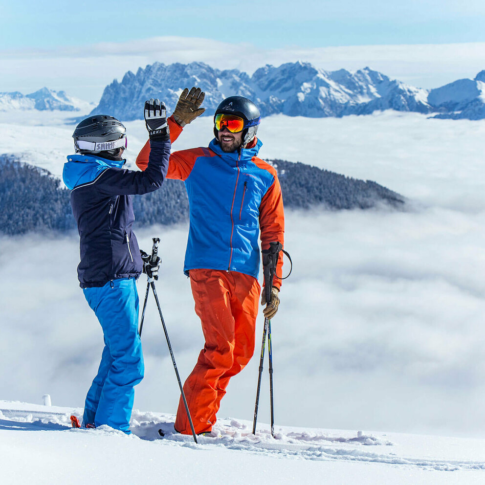 High-Five - Zwei Skifahrer:innen im Skizentrum Sillian Hochpustertal