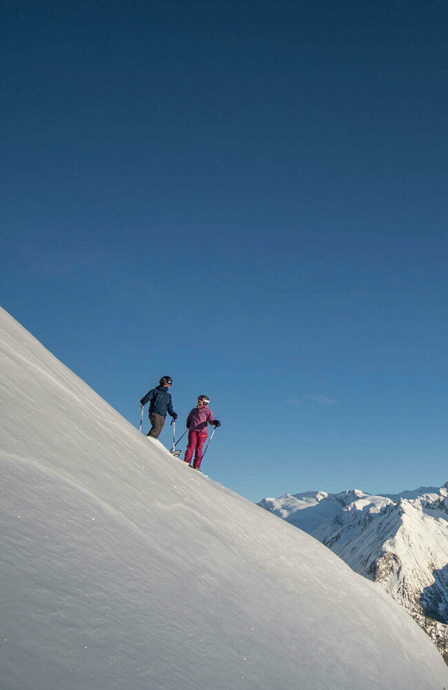 Freeriden - Großglockner Resort Kals Matrei Blick aus der Ferne auf zwei Freerider im Bergpanorama des Großglockner Resort Kals Matrei