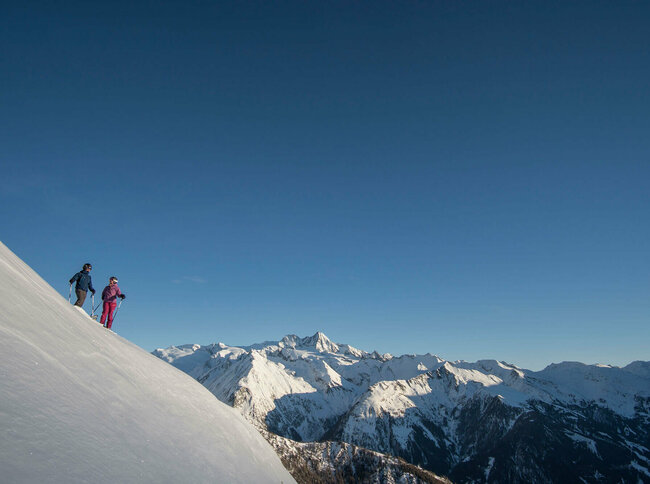 Freeriden - Großglockner Resort Kals Matrei Blick aus der Ferne auf zwei Freerider im Bergpanorama des Großglockner Resort Kals Matrei