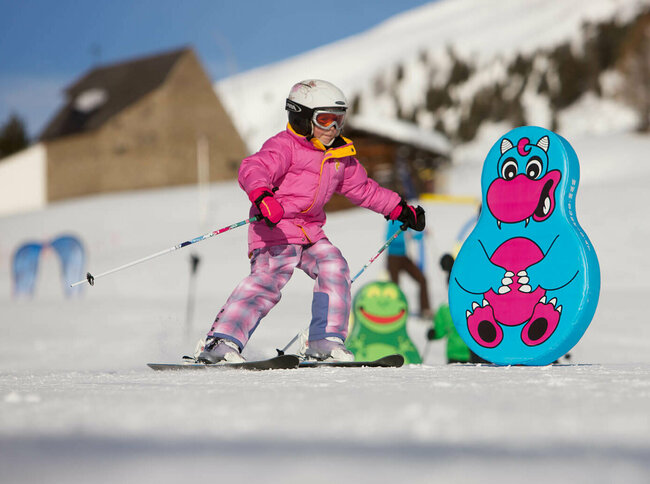 Zettersfeld Kinder Kind fährt am Zettersfeld durch lustige Figuren