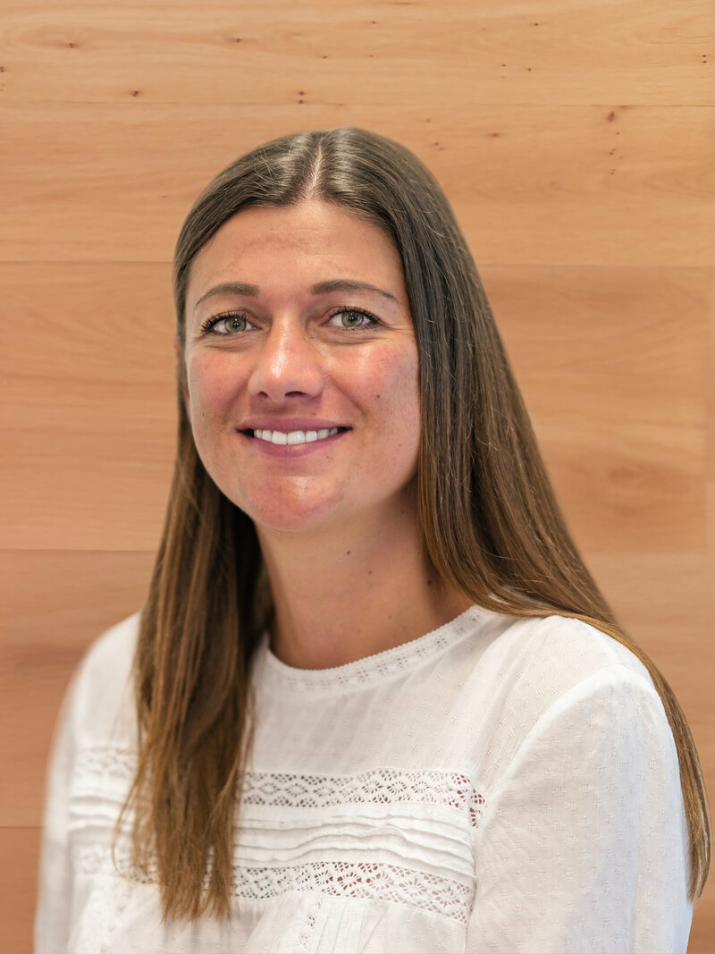 Claudia Wiedemair in weißer Bluse.